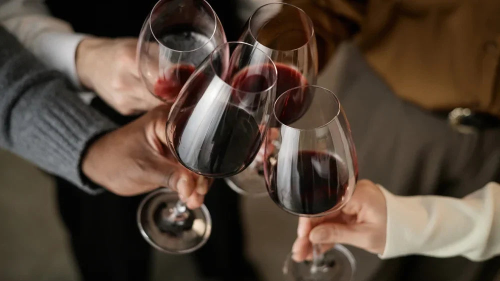 rotwein in gläßern beim anstoß