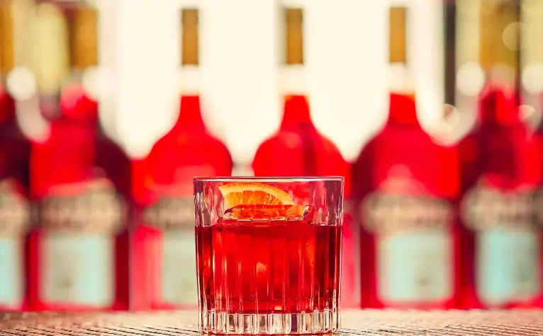 Campari Bitter, rote Flasche mit charakteristischem Label des italienischen Aperitif-Herstellers Campari.