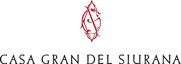 Logo von Casa Gran del Siurana mit ornamentalem rotem Symbol über schwarzem Schriftzug des Weinguts
