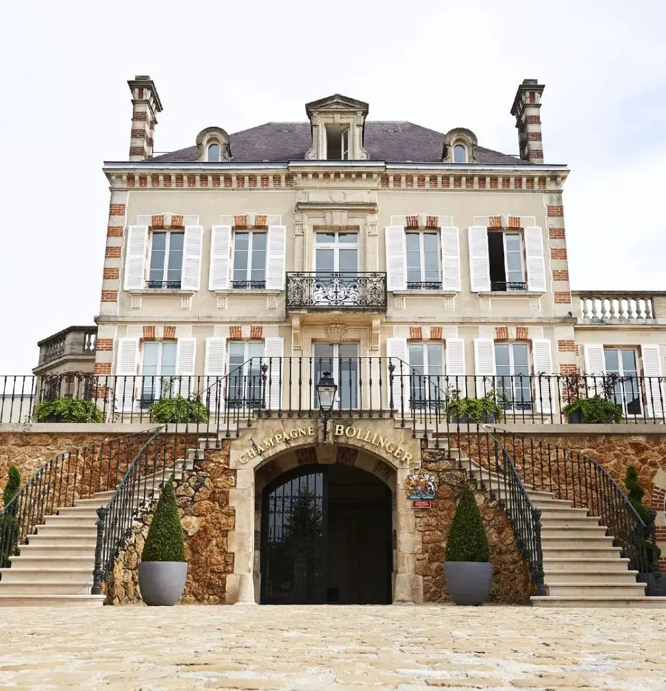 Champagne Bollinger – Haus in Aÿ, gegründet 1829, bekannt für Pinot Noir und traditionelle Vinifikation in Eichenfässern.