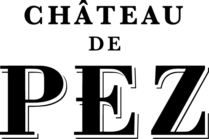 Logo-Schriftzug Château de Pez in schwarzer Serifenschrift auf weißem Hintergrund