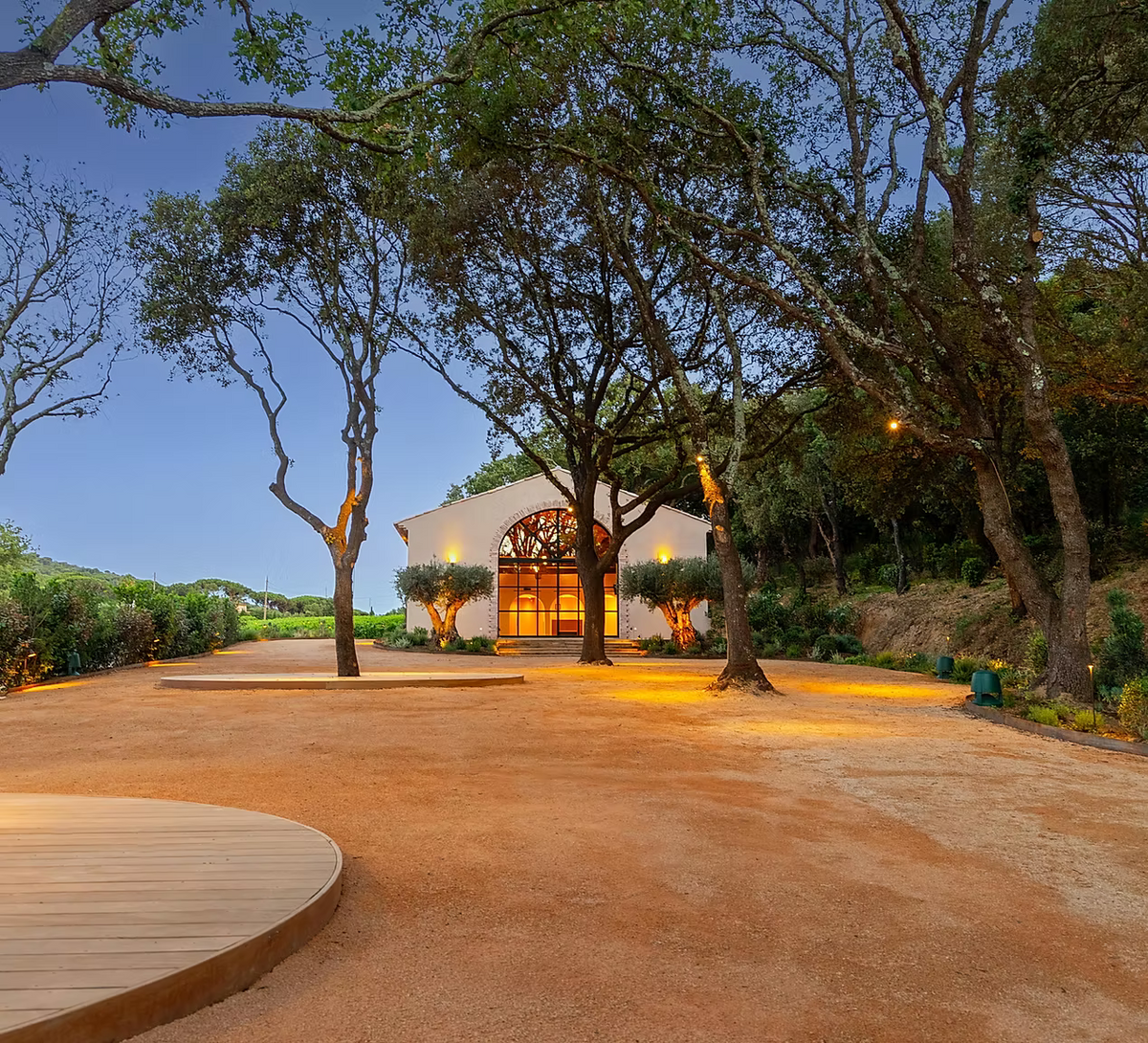 Weingut Domaine Tropez in der Provence – Weinberge und Gebäude des familiengeführten Betriebs