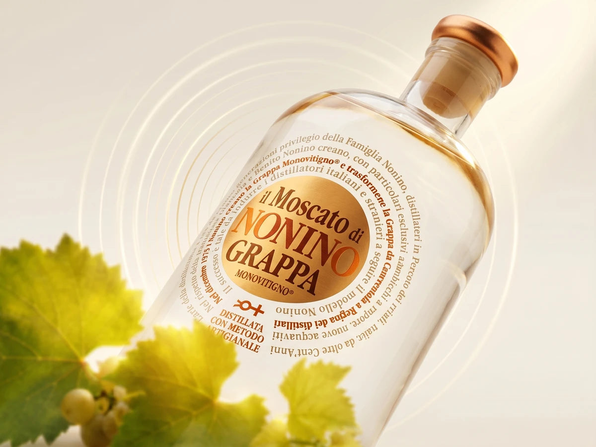 Flasche mit klarem Nonino Grappa Monovitigno il Moscato von Nonino Distillatori.