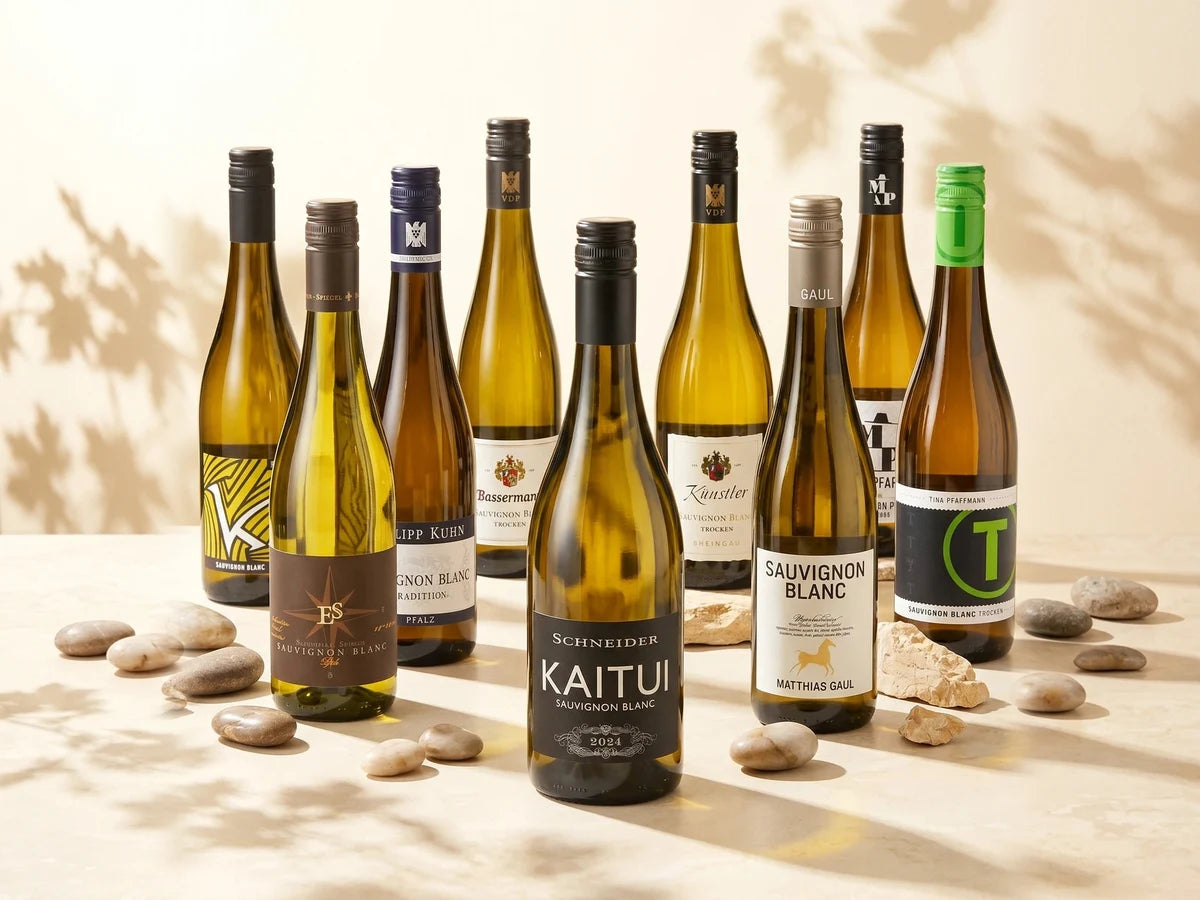 Vinoscout Probierpaket Sauvignon Blanc aus Deutschland – 9 Flaschen verschiedener deutscher Weingüter nebeneinander
