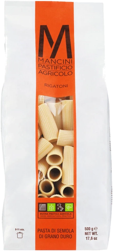 Rigatoni – gerippte, röhrenförmige Nudeln aus hartem Weizen, trocken und ungekocht auf hellem Untergrund.
