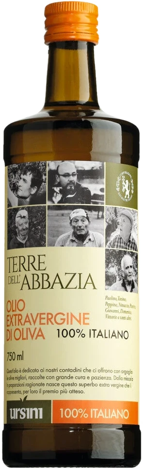 Dunkle Glasflasche Olio extra vergine Terre dell'Abbazia mit Etikett mit Olivenbauern-Portraits.