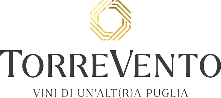 Torrevento-Logo: goldenes Oktagon-Emblem über dem Schriftzug TORREVENTO und dem Slogan Vini di un'alt(r)a Puglia