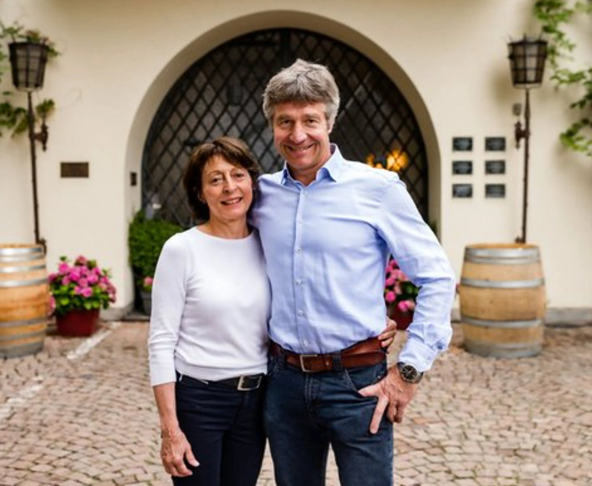 Weingut Künstler, Hochheim im Rheingau – Hersteller-Banner mit Weinbergen und Riesling-Tradition seit 1648.