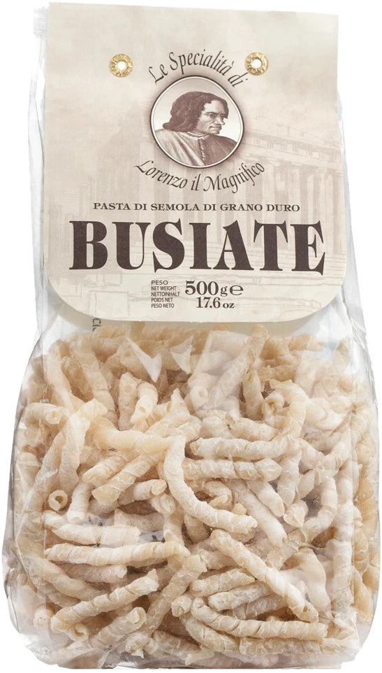 Busiate aus Sizilien – spiralförmige Pasta aus der Provinz Trapani, traditionell um einen Holzstab gewickelt.