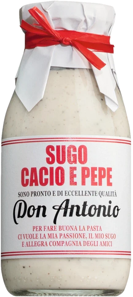 Casina Rossa Sugo cacio e pepe – Glas mit cremiger Pecorino-Pfeffer-Sauce auf weißem Untergrund