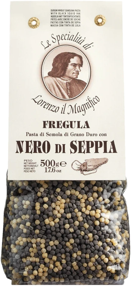 Fregola Nero di seppia: helle und tintenschwarze geröstete Hartweizenkugeln in einer Schüssel