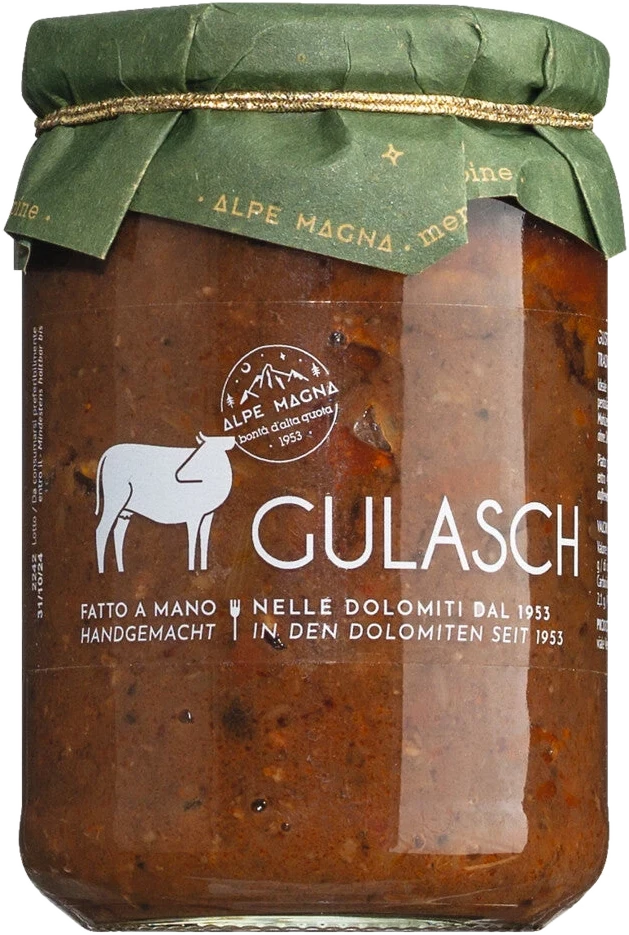 Rindergulasch aus den Dolomiten mit geräuchertem Speck und Trentiner Rotwein, handgeschnittene Fleischstücke in dunkler Sauce