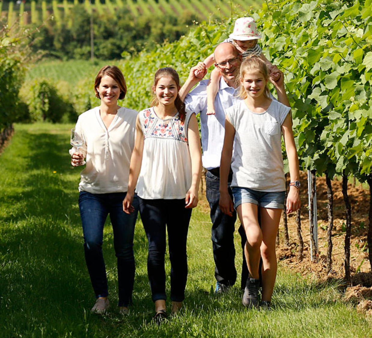 Karl Pfaffmann – Weingut aus der Pfalz. Flaschen Riesling, Grauburgunder und Spätburgunder auf Herstellerbanner.