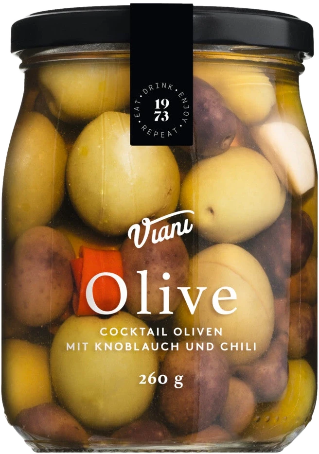 OLIVE Cocktail-Oliven mit Knoblauch und Chilli — grüne und schwarze Oliven mit Knoblauchzehen und Chilistücken