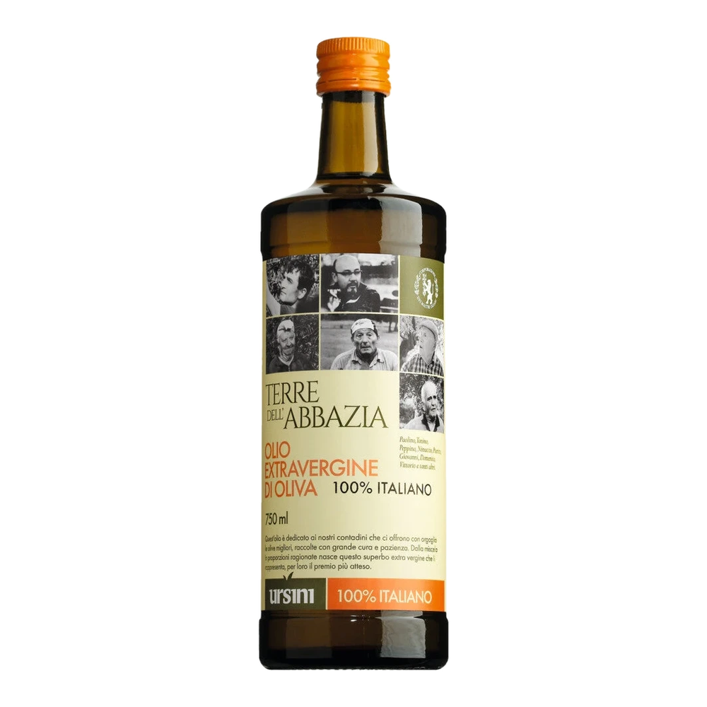 Dunkle Glasflasche Olio extra vergine Terre dell'Abbazia mit Etikett mit Olivenbauern-Portraits.