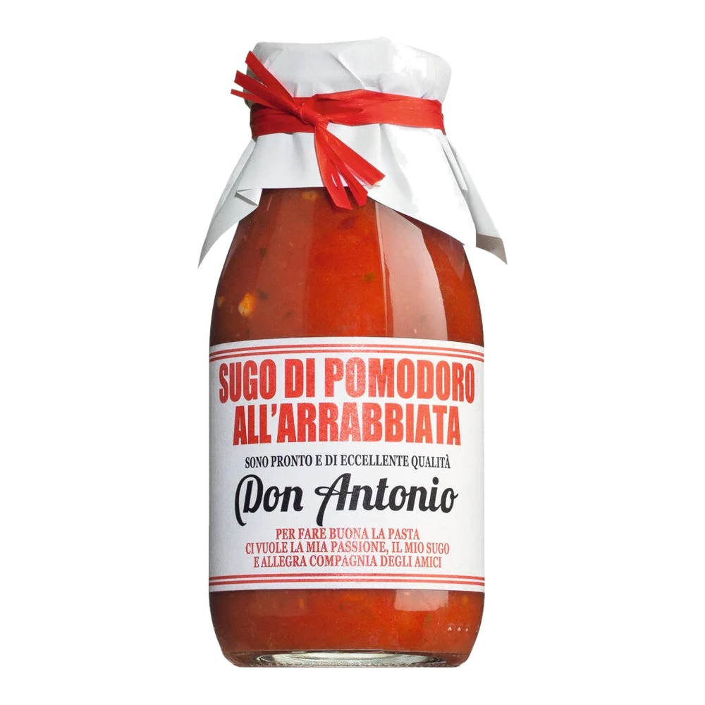Glas Sugo all'arrabbiata mit Peperoncini und Petersilie, rote Tomatensauce, fertige Pasta-Sauce