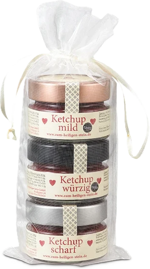 Zum Heiligen Stein Ketchup Sortenmix, drei Glasflaschen à 750 g, nebeneinander auf hellem Untergrund