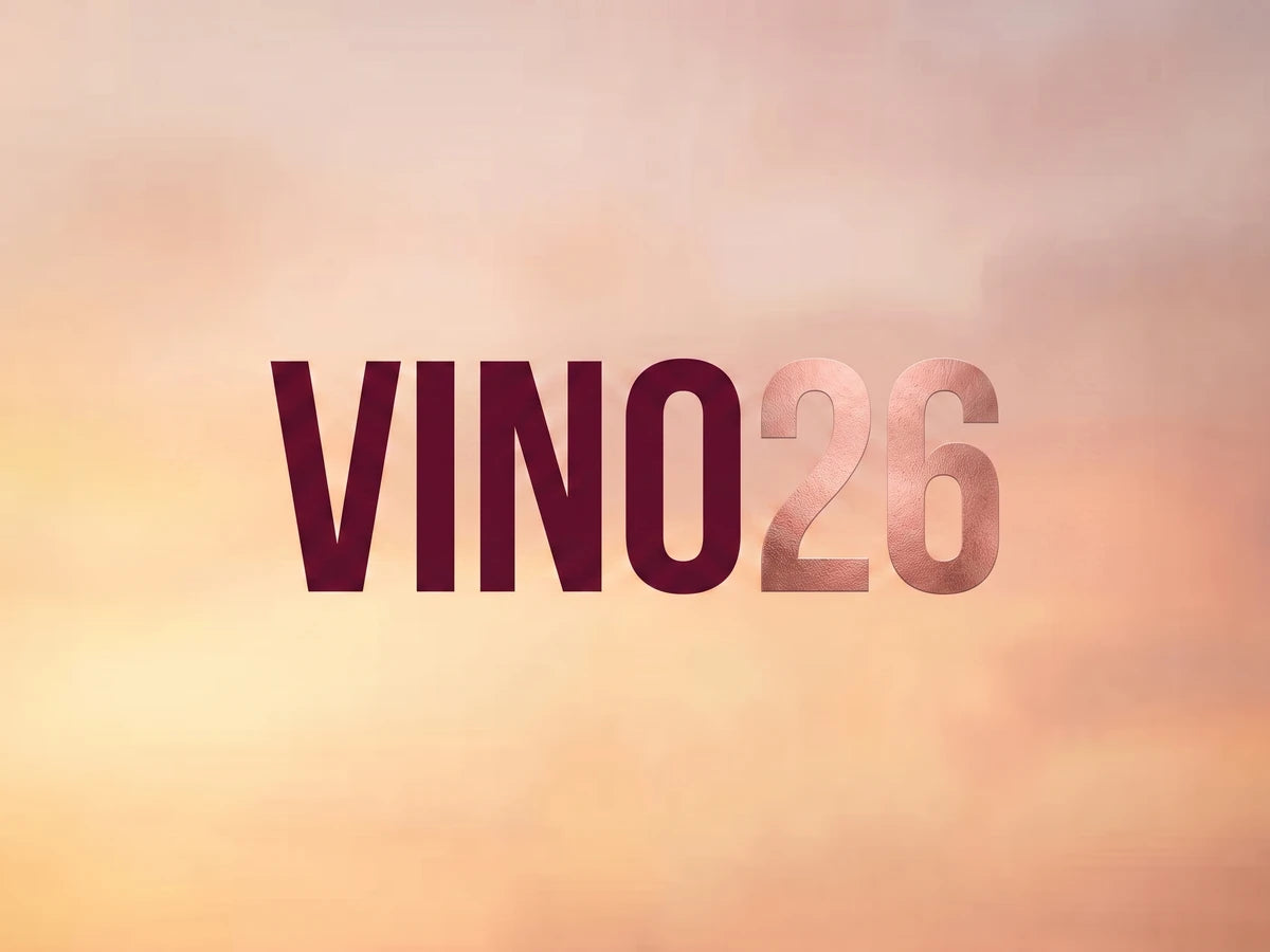 Sommerliche Weinberg-Atmosphäre mit dem Schriftzug VINO26 in modernen, kräftigen Buchstaben im Vordergrund