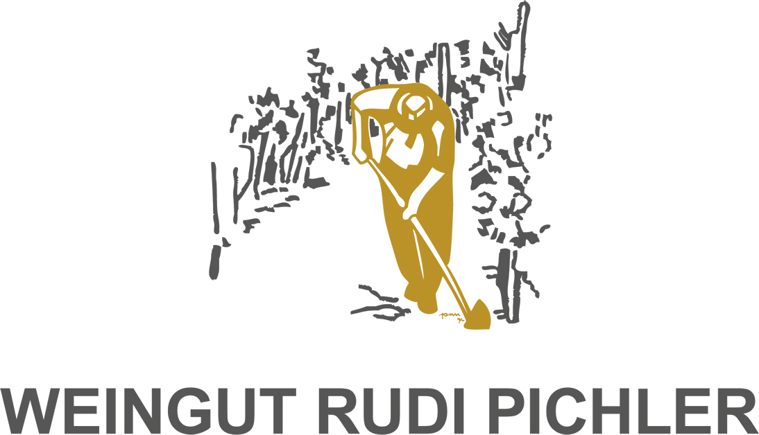 Logo Weingut Rudi Pichler. Zeigt eine goldene, stilisierte Figur bei der Weinbergsarbeit über dem grauen Markenschriftzug.