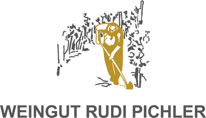 Logo Weingut Rudi Pichler. Zeigt eine goldene, stilisierte Figur bei der Weinbergsarbeit über dem grauen Markenschriftzug.